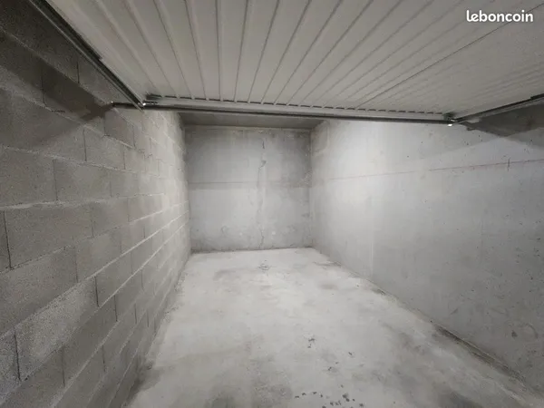 Garage box fermé sécurisé - Frontière