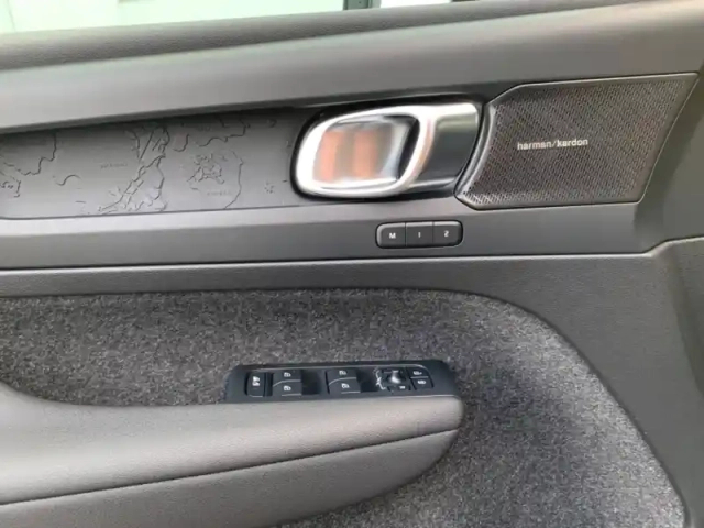 Volvo Xc40 recharge extended range 252ch ultimate — photo 13