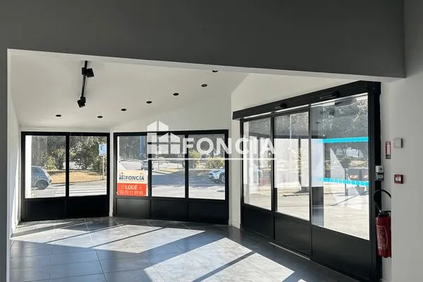 Local commercial 246 m²