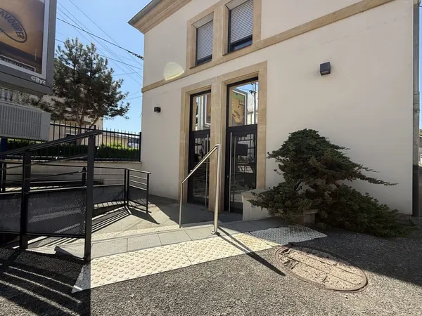 Bureaux / cellule commerciale d'exception de 144 m2 avec sous-sol de 100 m2 Châtel-Saint-Germain