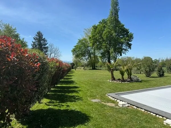 Maison contemporaine avec terrain et vue dégagée
