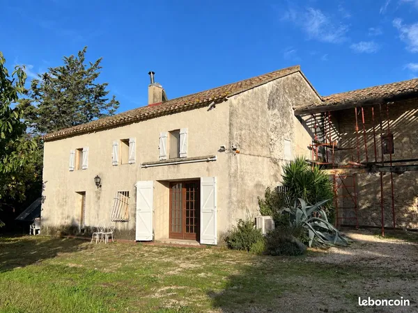 Sénas - mas provençal - 6 pièces - 164 m² habitables - terrain 2,3 ha - 218 m² avec annexes