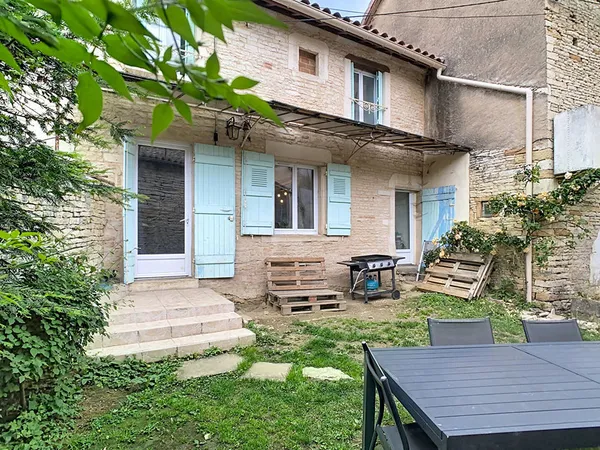 Maison de village en pierre au coeur de Viré - 71260 VIRE