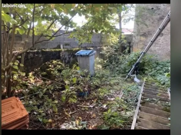 À VENDRE - MAISON MITOYENNE ANCIENNE À RÉNOVER - FORT POTENTIEL - AUMETZ Située dans la charmante co