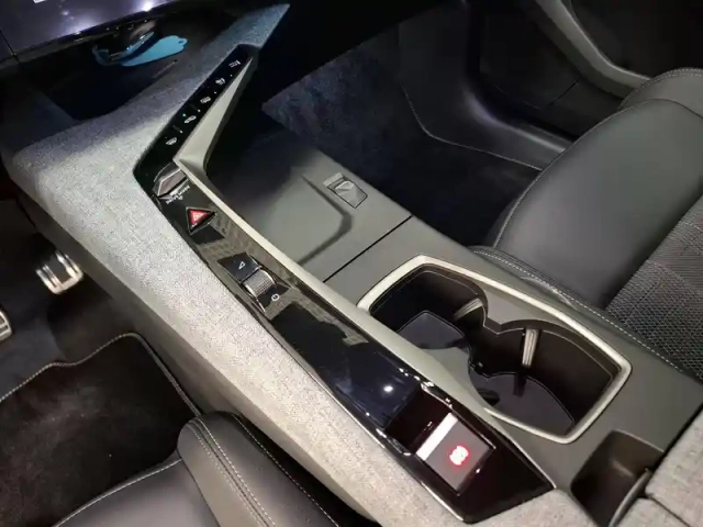 Peugeot 5008 electrique 210 ch 73 kwh — photo 35