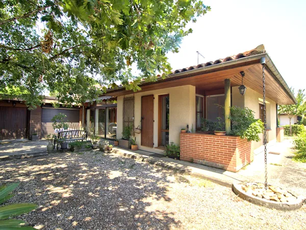 LE PASSAGE - Maison de plain-pied de 125m² habitables avec 3 chambres, 1 bureau, garage et terrain c