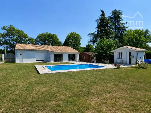 EN EXCLUSIVITÉ – Maison contemporaine de plain-pied avec piscine sur 980 m² – Saint-Christoly-de-Bla