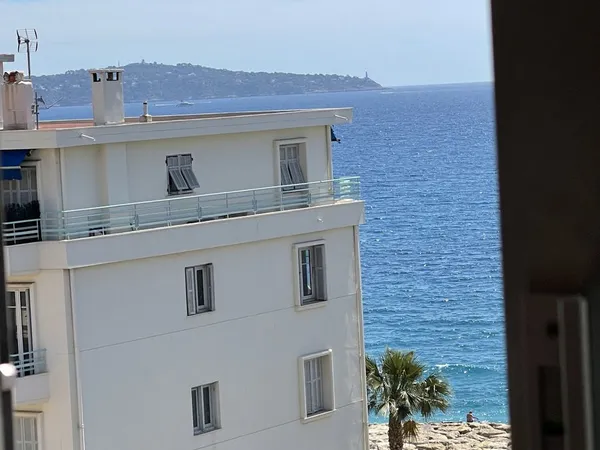 Exclusivité NICEA IMMOBILIER vaste 2 pièces dernier étage face à la Mer