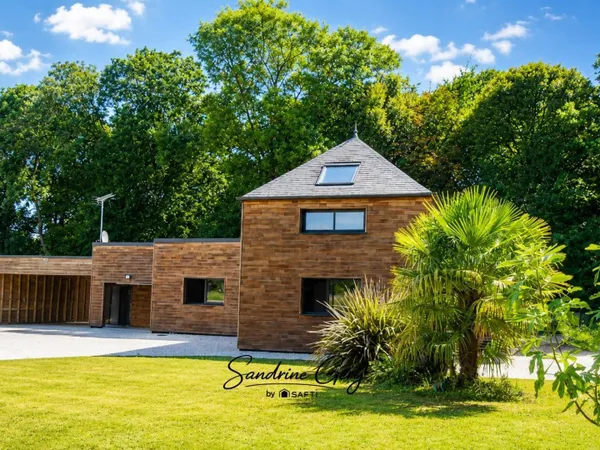 Villa en bois semi plain-pied au calme écologique proche de Chateaubriant