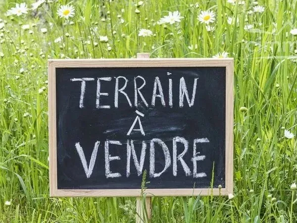Terrain constructible de 2 300 m² à Saint-Savin