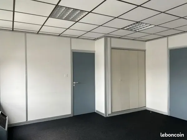 Bureau à louer avec place de stationnement privative
