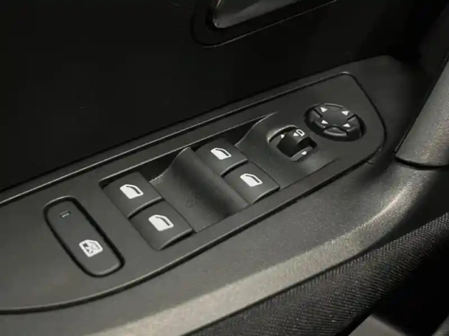 Peugeot 2008 e- 136ch active pack — photo 11