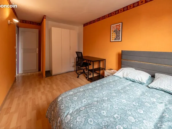 Lumineuse et grande chambre (12 m²) en colocation (