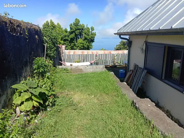 Belle Villa de type T3 de 48.55 m² avec terrasse et jardin vue mer situé à Trois Bassins