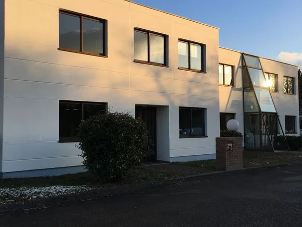 Location hall de stockage + bureaux