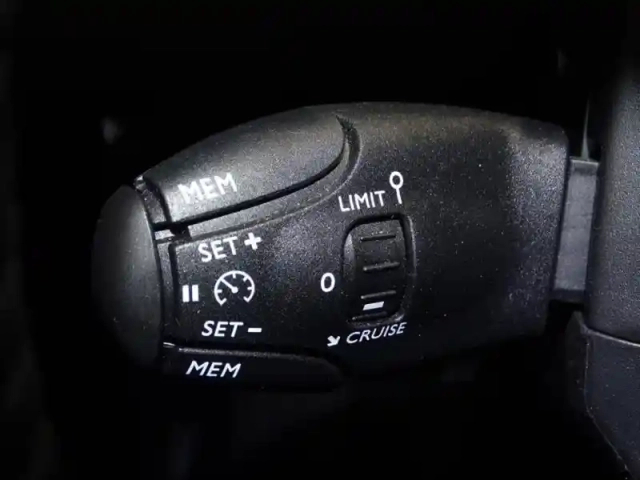 Peugeot 2008 1.2 puretech 100ch s&amp;s allure — photo 14