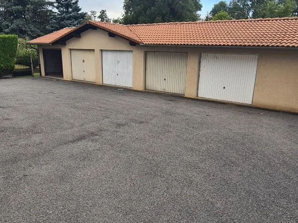 Loue garage Arpajon-sur-Cère