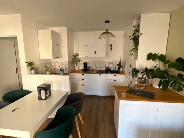 Loue T2 Charpennes meublé 42 m2 + garage + place de parking + cave