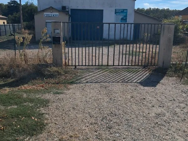 A loué local commercial 120M2 sur la commune de pommevic 82400