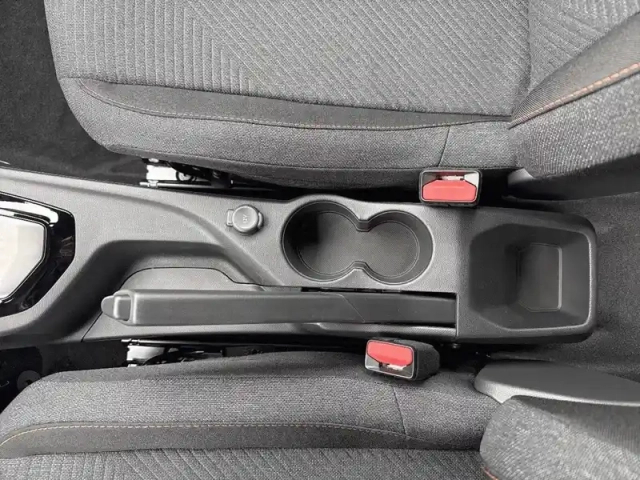 Peugeot 2008 hybrid 145 e-dcs6 — photo 60