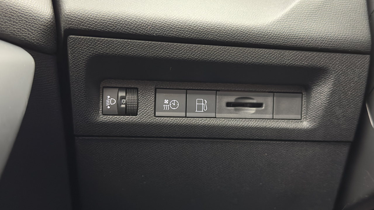 Peugeot 308 SW PHEV 180 e-EAT8 — photo 15