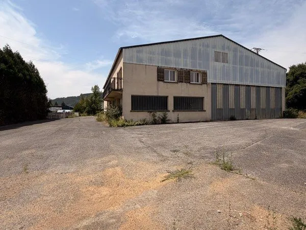 Entrepôt / local d'activité 300 m² + cour goudronnée Mende, zone artisanale proche centre-ville