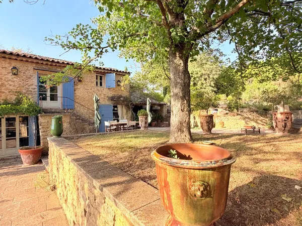 Cucuron - Maison en pierre avec piscine sur 3 231 m², au coeur du Luberon