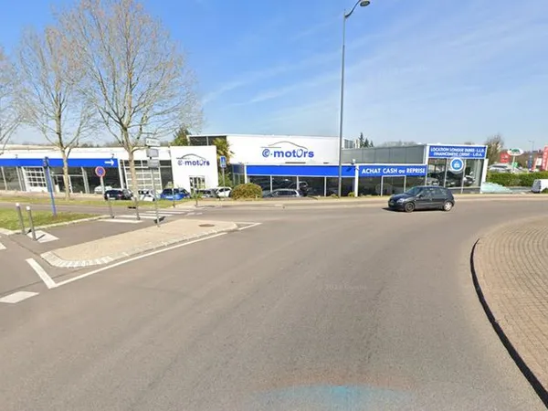 Buchelay — Bâtiment automobile 2 700 m², terrain 8 397 m²