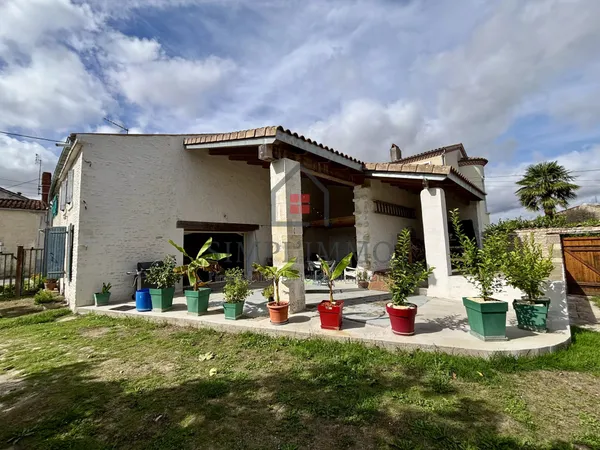 Maison en pierre, 178 m², 4 chambres, terrain de 1800 m²  + un Studio