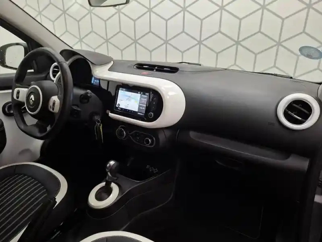Renault Twingo iii e-tech — photo 17
