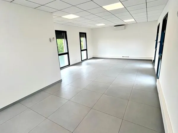 Bureaux à louer - Vaulx-en-Velin (Zone Franche) - Immeuble récent