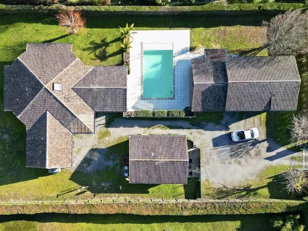 Villa 8 pièces 240 m²