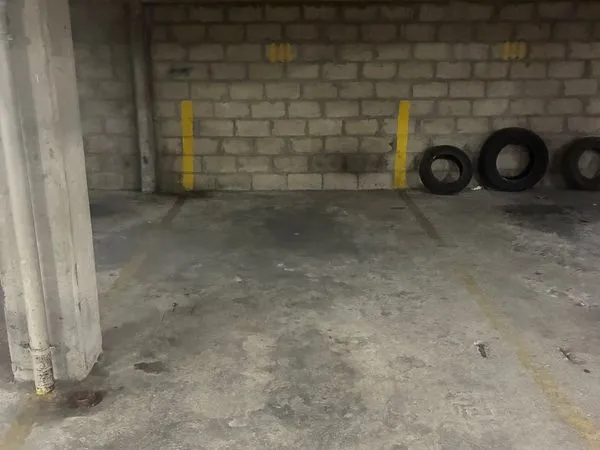 Loue place parking couverte au coeur du quartier des Batignolles - 12m², Paris 17ème