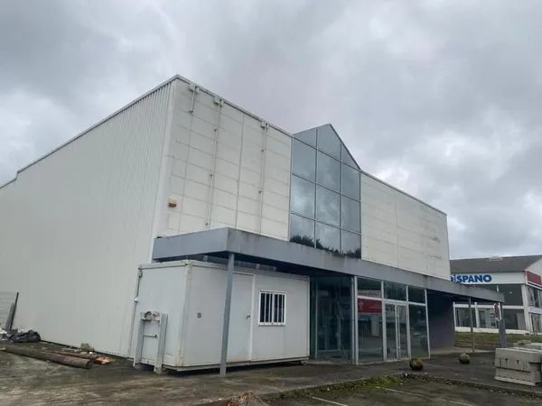 EXCLUSIVITE AV LOCAL COMMERCIAL DE 3353 M² sur 2 NIVEAUX - EMPLACEMENT N°1-PARCELLE DE 9255 M²