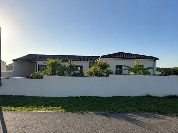 Maison 4 chambres dont suite parentale plus piscine, patio , garage et bureau ou chambre