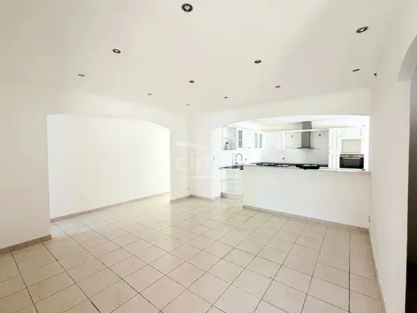 Maison T5 sur 1030 m² de jardin