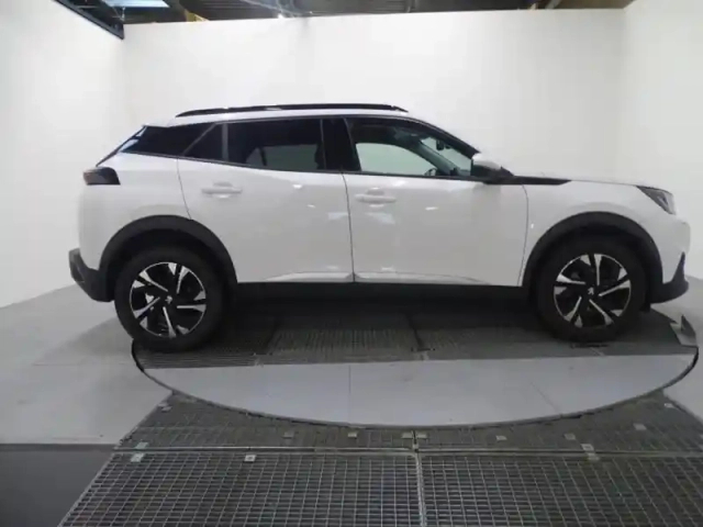 Peugeot 2008 1.2 puretech 130ch s&amp;s allure — photo 4