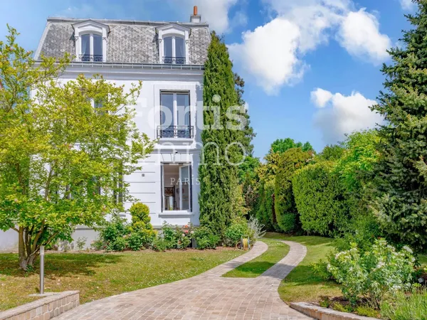 SAINT CLOUD - PROPRIETE FAMILIALE AU COEUR DE MONTRETOUT