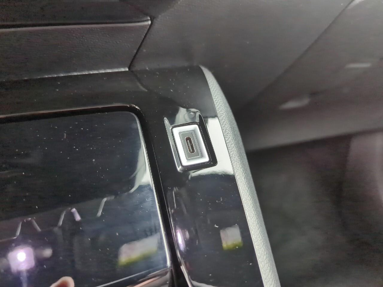 Peugeot 2008 hybrid 145 ch e-dcs6 allure — photo 24