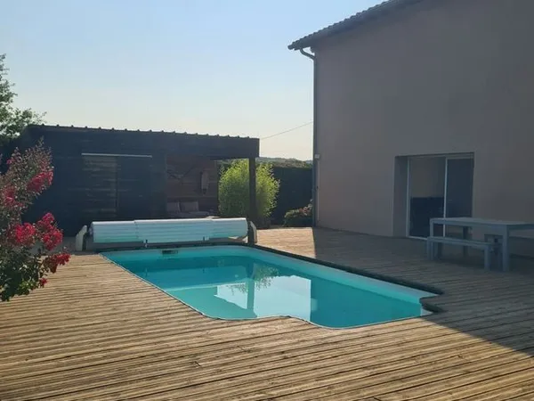 Maison individuelle avec grand terrain, piscine et dépendances