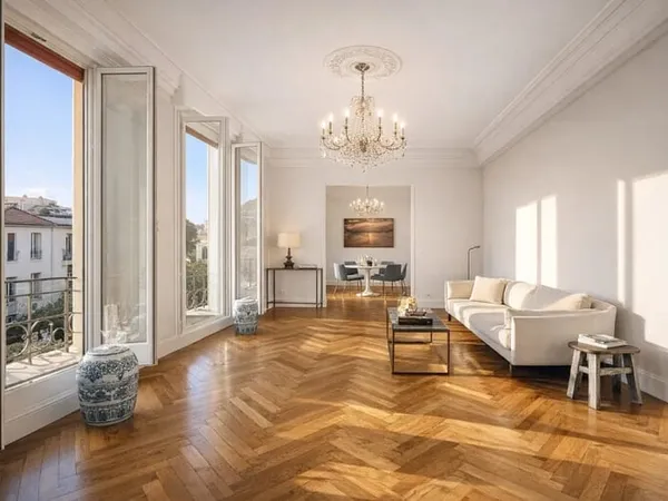 NICE PORT - APPARTEMENT 4 PIECES DE 134 M2 A VENDRE - ENTIEREMENT RÉNOVÉ - IMMEUBLE BOURGEOIS - VUE 