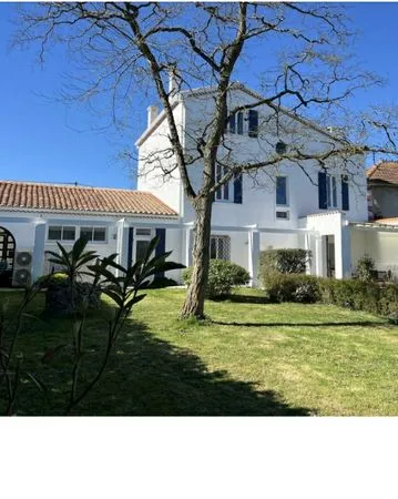 Maison familiale avec terrain garage et piscine