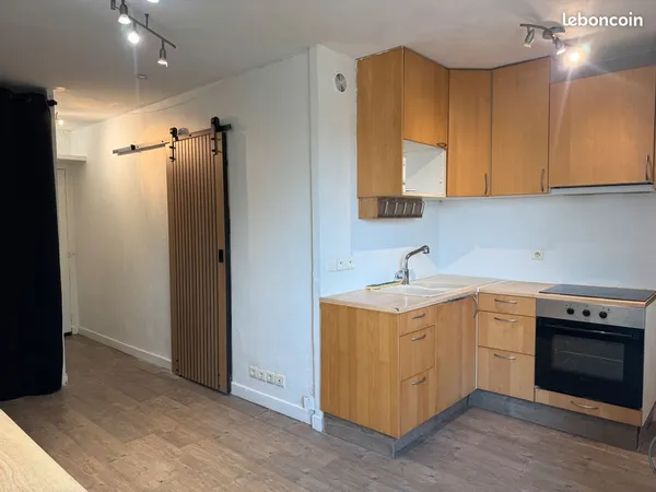 Location appartement type Studio 24 m² avec place de stationnement sécurisé, Rue Saint Spire à Corbe
