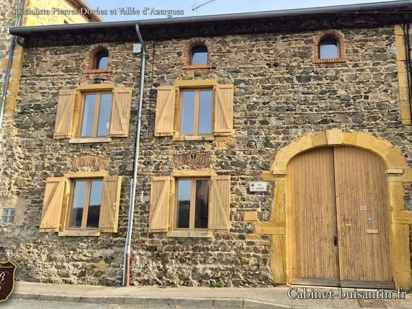 Maison de village en pierres avec cour intérieure