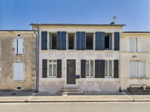 Maison de bourg rénovée avec garage et patio - Saint-Romain-de-Benet