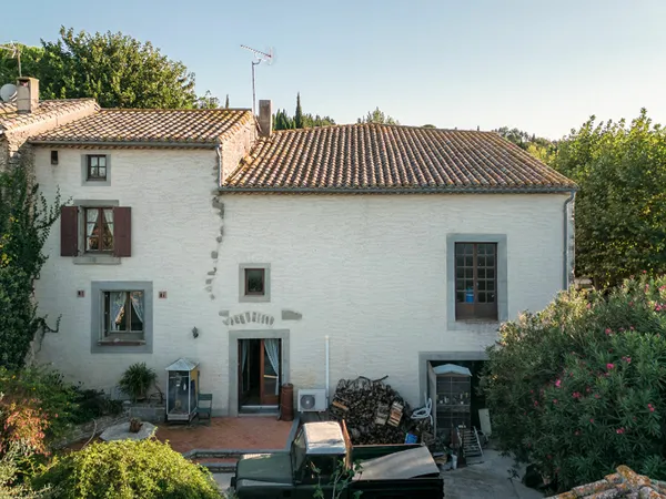 CARCASSONNE - ALAIRAC Maison en pierre T8 289m² (127m² hab.) avec grande cour, cave voutée, et garag