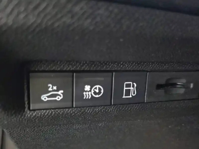 Peugeot 408 phev 225 e-eat8 — photo 32