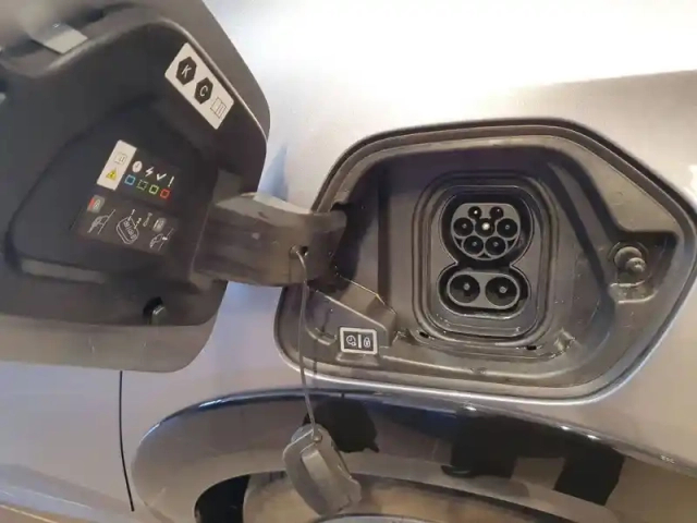 Peugeot 208 electrique 50 kwh 136ch — photo 4