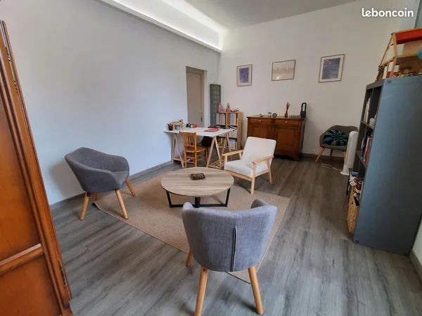 Bureau au sein d'un cabinet