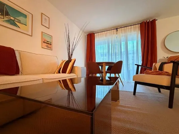 Beau 3P meublé rénové 70m² avec balcon et parking